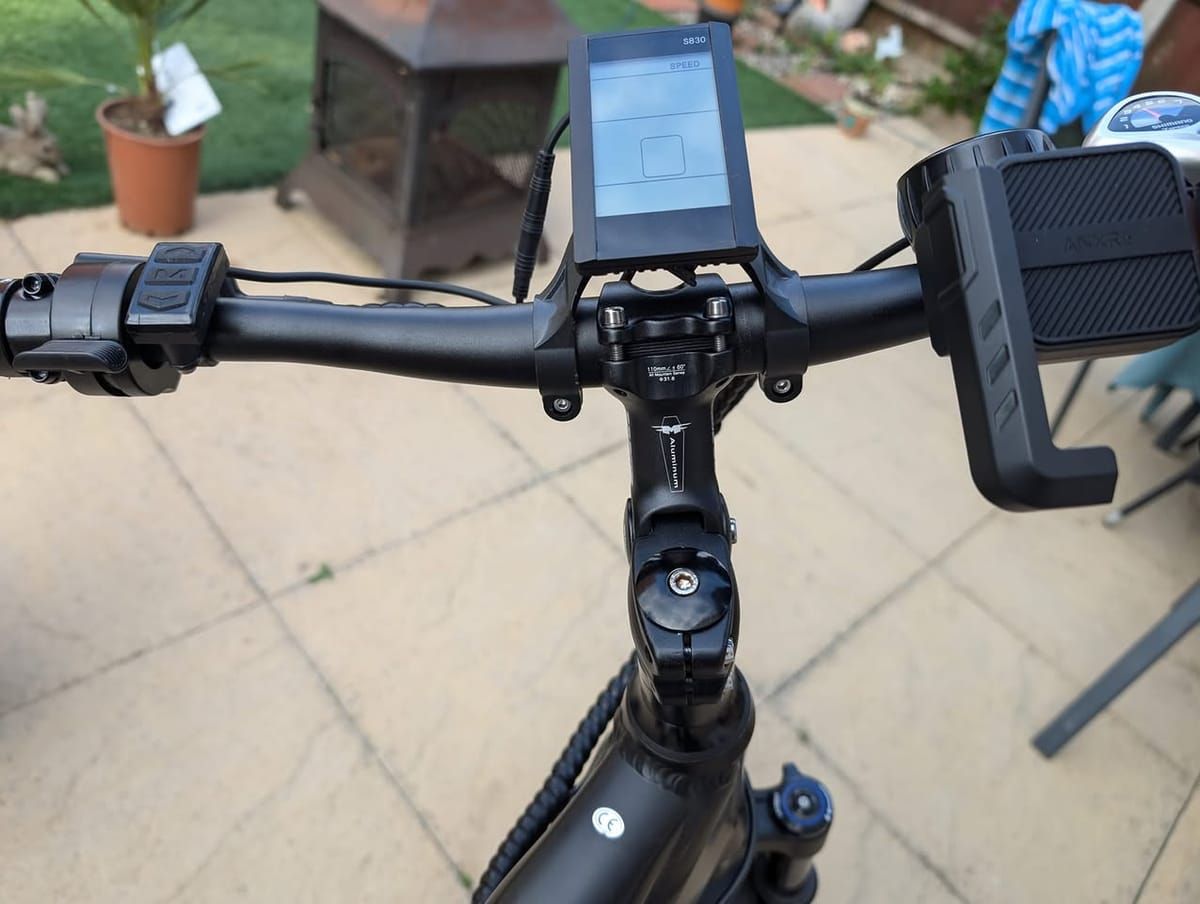 Colour display and controls of a PLUTO e-bike