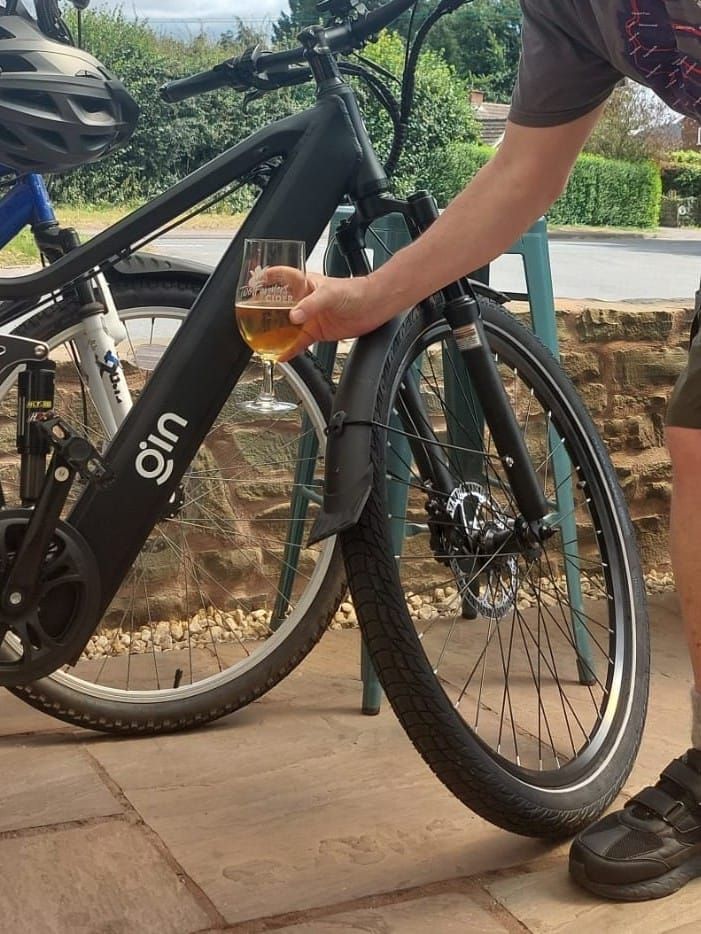 Customer with a PLUTO e-bike at a pub